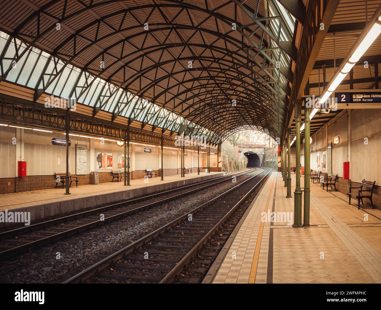 S-bahn-Station Krottenbachstraße. Öffentlicher Nahverkehr in Wien - ein S-Bahnhof im Stil des 19. Jahrhunderts an der Vorortelinie-Linie. Stockfoto
