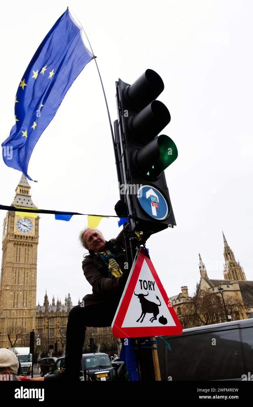 London - 31. Januar 2024 - Gareth Akatre beim SODEM-Protest auf der Verkehrsinsel am Rande von Whitehall und Parliament Square, der anlässlich des Jahrestages des Austritts Großbritanniens aus der Europäischen Union stattfindet. Stockfoto