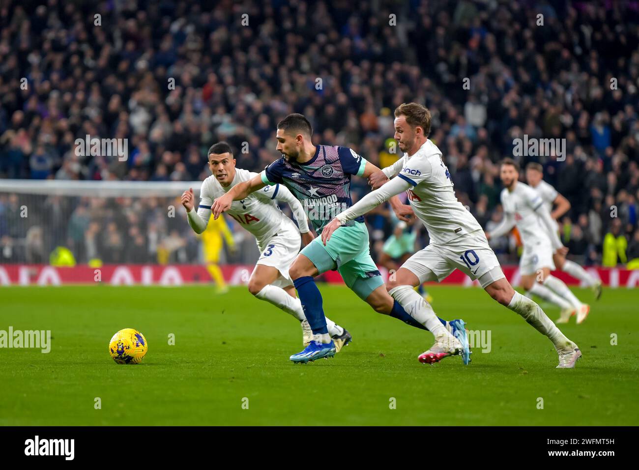 Neal Maupay vom Brentford FC wurde am 31. Januar 2024 von James Maddison und Pedro Porro von Tottenham Hotspur im Tottenham Hotspur Stadium in London verfolgt. Foto von Phil Hutchinson. Nur redaktionelle Verwendung, Lizenz für kommerzielle Nutzung erforderlich. Keine Verwendung bei Wetten, Spielen oder Publikationen eines einzelnen Clubs/einer Liga/eines Spielers. Quelle: UK Sports Pics Ltd/Alamy Live News Stockfoto