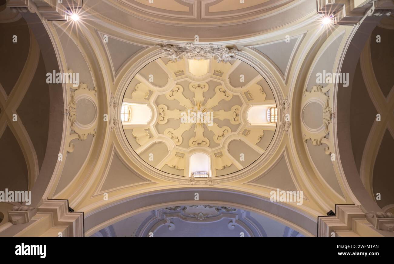 NEAPEL, ITALIEN - 23. APRIL 2023: Die barocke Kuppel Chiesa della Consolazione a Carbonara. Stockfoto