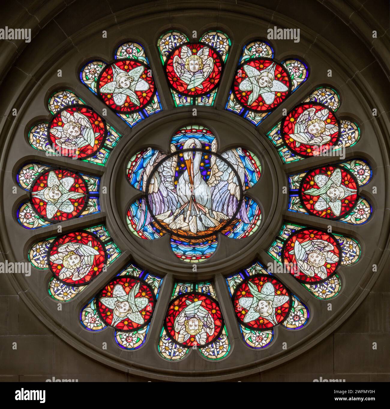 BERN, SCHWEIZ - 27. JUNI 2022: Der Pelikan als Opfersymbol Jesu auf der Buntglasrosette in der Dreifaltigkeitskirche Stockfoto