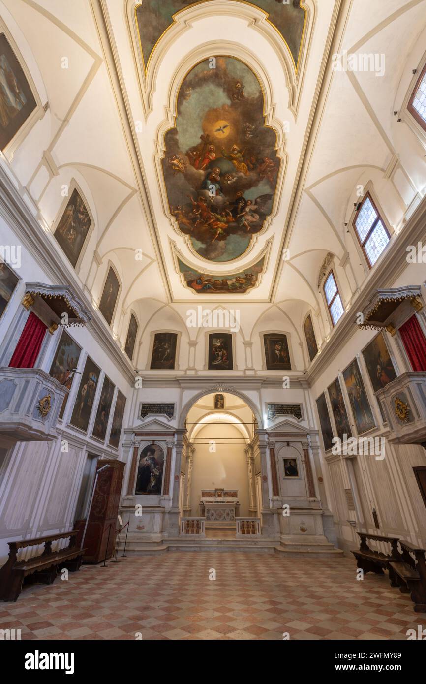 TREVISO, ITALIEN - 4. NOVEMBER 2023: Das Kirchenschiff der Kirche Chiesa di San Gaetano. Stockfoto
