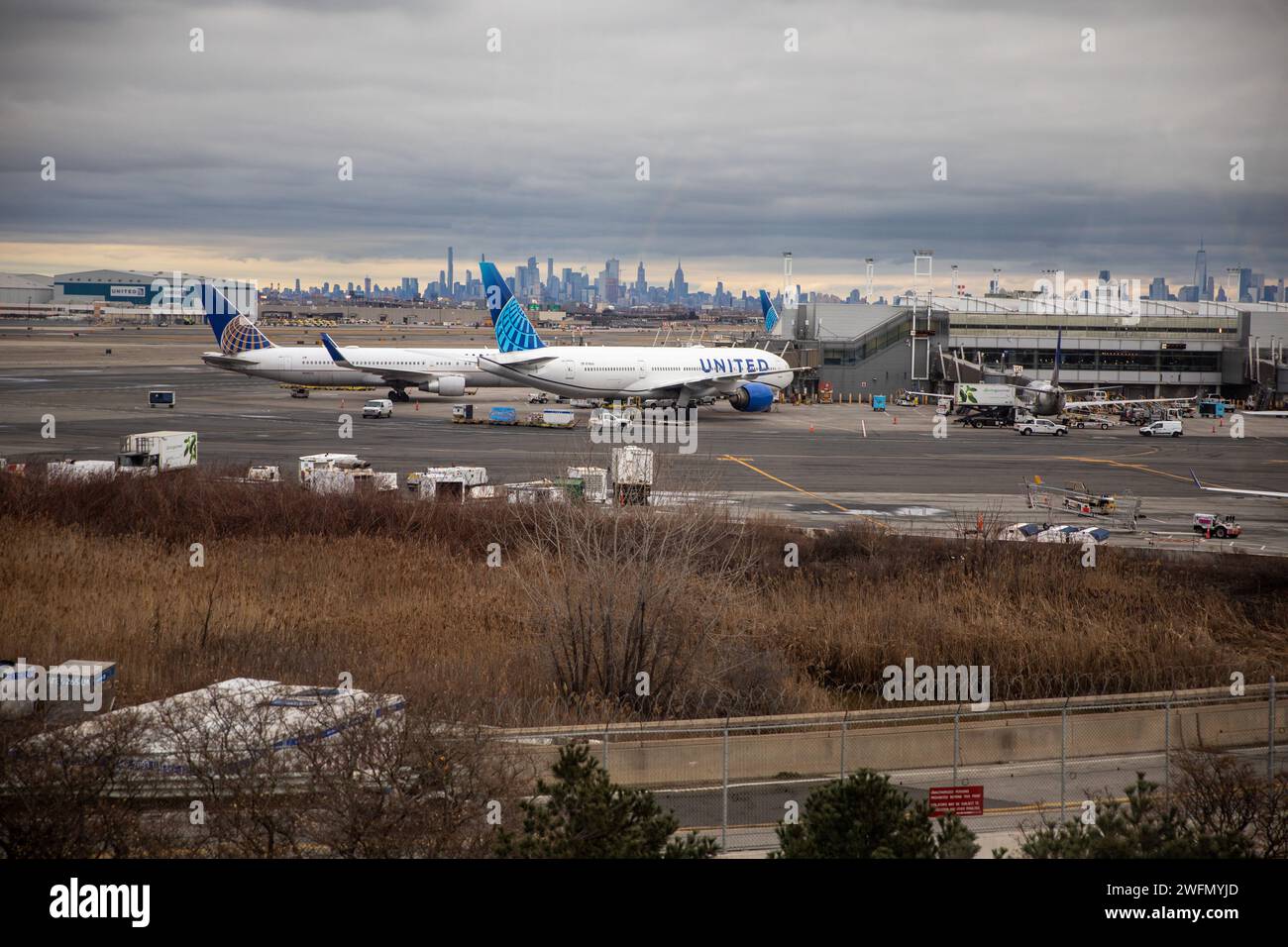 Newark Airport, New Jersey mit New York im Hintergrund. Stockfoto