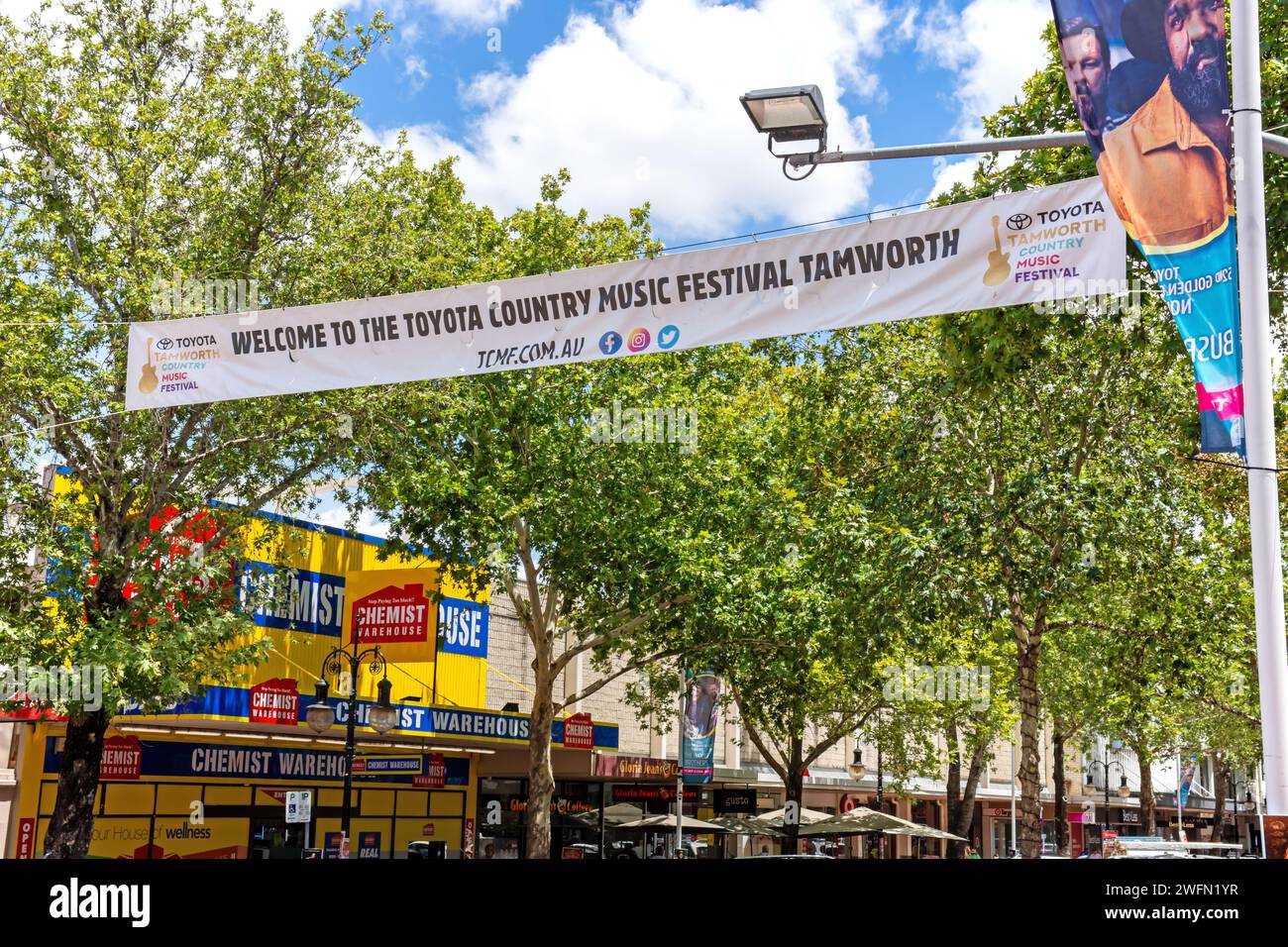 Banner über der Peel Street Willkommen beim Country Musuc Festival Tamworth Australien. Stockfoto