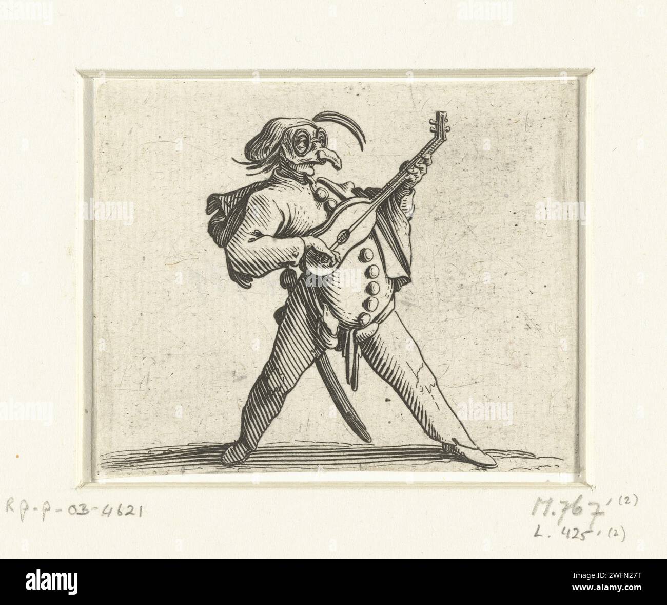 Commedia dell'arte Figur mit Gitarre, Schwert und Maske, Jacques Callot, 1621 - 1625 Druck Commedia dell'arte Figur, von vorne gesehen, Gitarre spielend, Hut mit zwei Federn auf dem Kopf, Gesichtsmaske, Schwert auf der rechten Seite. Dieser Druck ist Teil einer Serie von 21 Drucken mit grotesken Figuren; fast alle dieser Figuren sind Zwerge, viele sind gekauft. Nancy-Papierätzung/Gravur in „commedia dell'arte“. Eine Person spielt Streichinstrument (gezupft). Cithern, Mandoline, Gitarre, Balalaika. Hacker- und Schubwaffen: Schwert. Maske Stockfoto