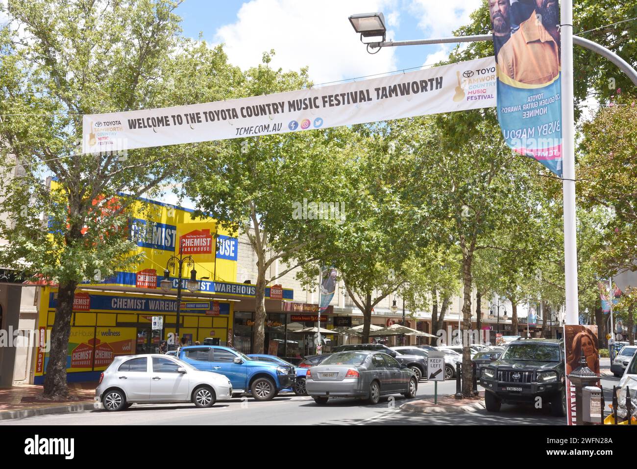 Banner über der Peel Street Willkommen beim Country Musuc Festival Tamworth Australien. Stockfoto