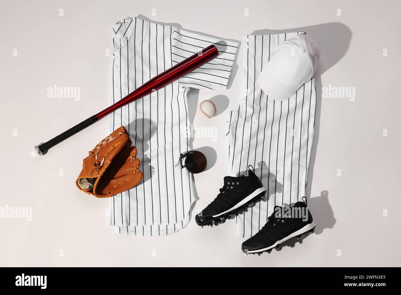 Flache Lay-Komposition mit Baseballuniform auf weißem Hintergrund Stockfoto