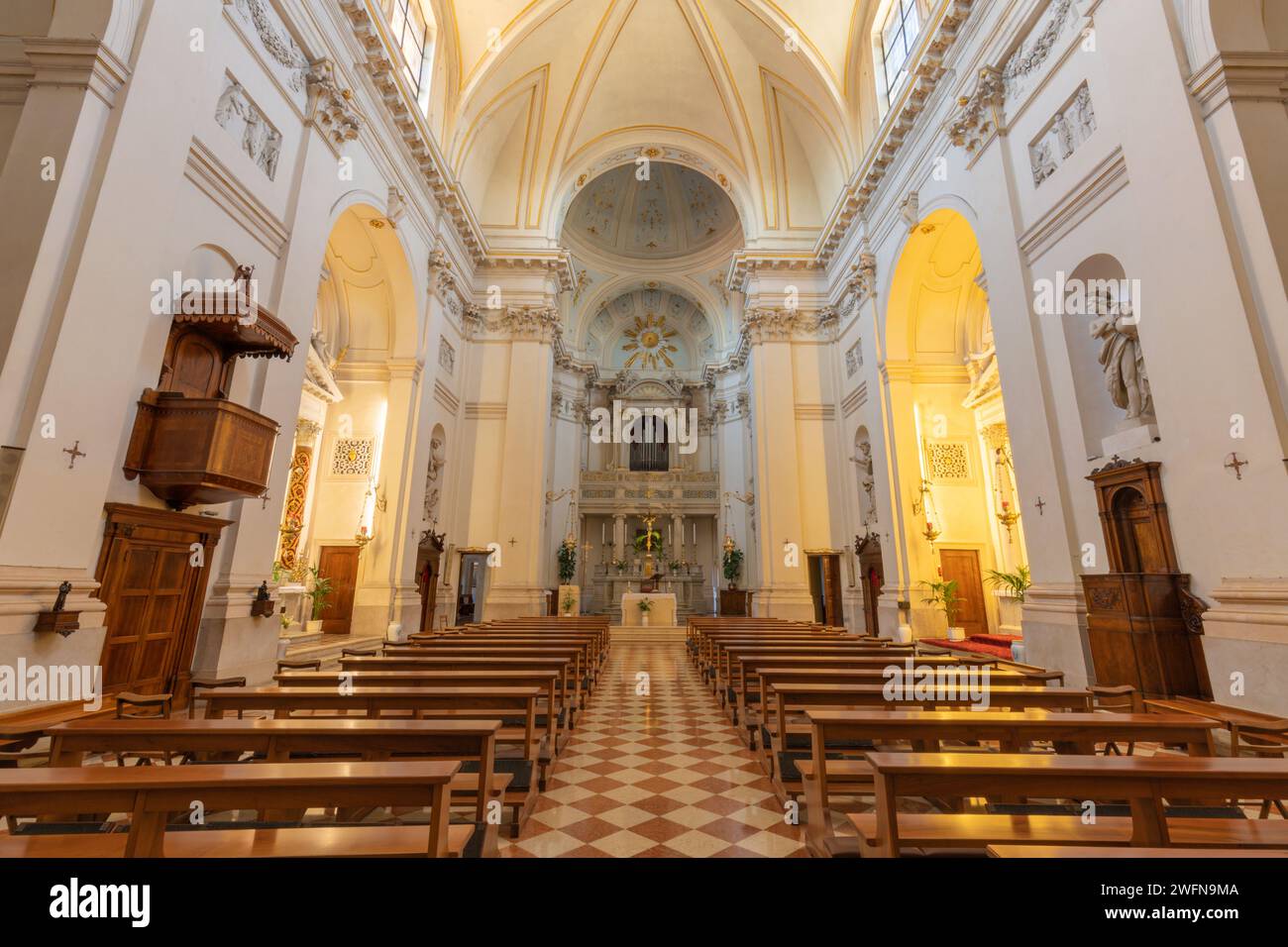VICENZA, ITALIEN - 6. NOVEMBER 2023: Das Kirchenschiff der Barockkirche Chiesa di San Filippo Neri. Stockfoto