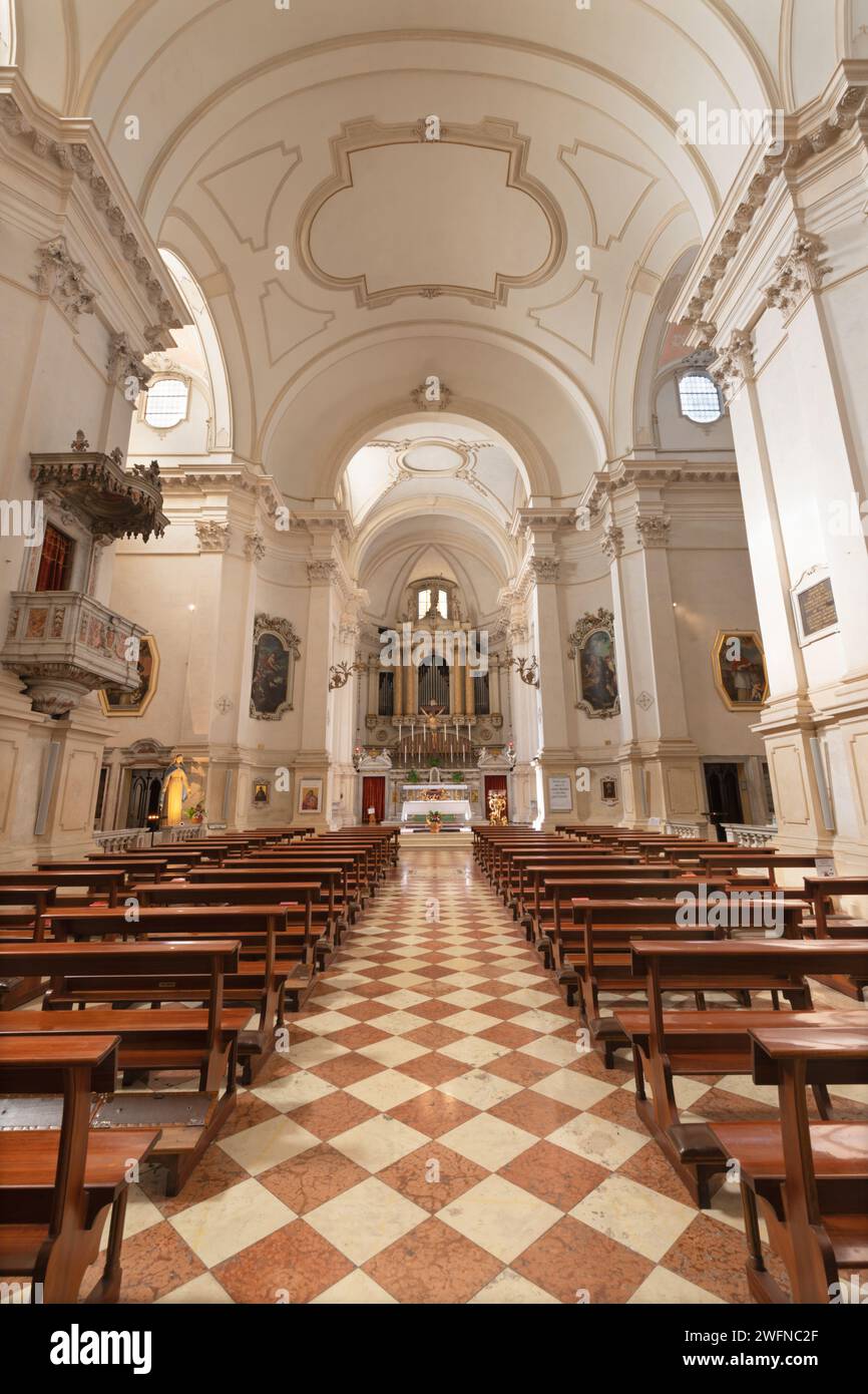 VICENZA, ITALIEN - NOVEMBER 2023: Das Kirchenschiff der Barockkirche Chiesa di San Marco in Girolamo. Stockfoto