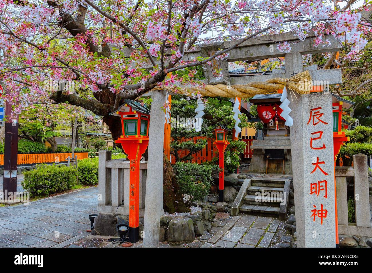 Kyoto, Japan - 6. April 2023: Tatsumi Daimyojin-Schrein in der Nähe der Tatsumu-Bashi-Brücke im Stadtteil Gion Stockfoto