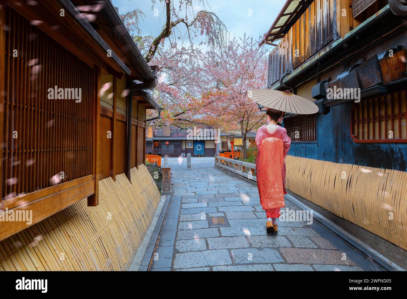 Kyoto, Japan - 6. April 2023: Die Tatsumi-Bashi-Brücke ist der berühmte Ort des Stadtteils Gion. Es ist eine kleine Brücke, die den Fluss Shirakawa überquert Stockfoto