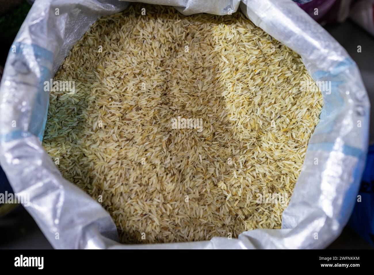 Parboiled Reis (Parboiled Reis) oder gekochter Reis zum Verkauf im Einzelhandel aus Spitzenposition am Tag Stockfoto