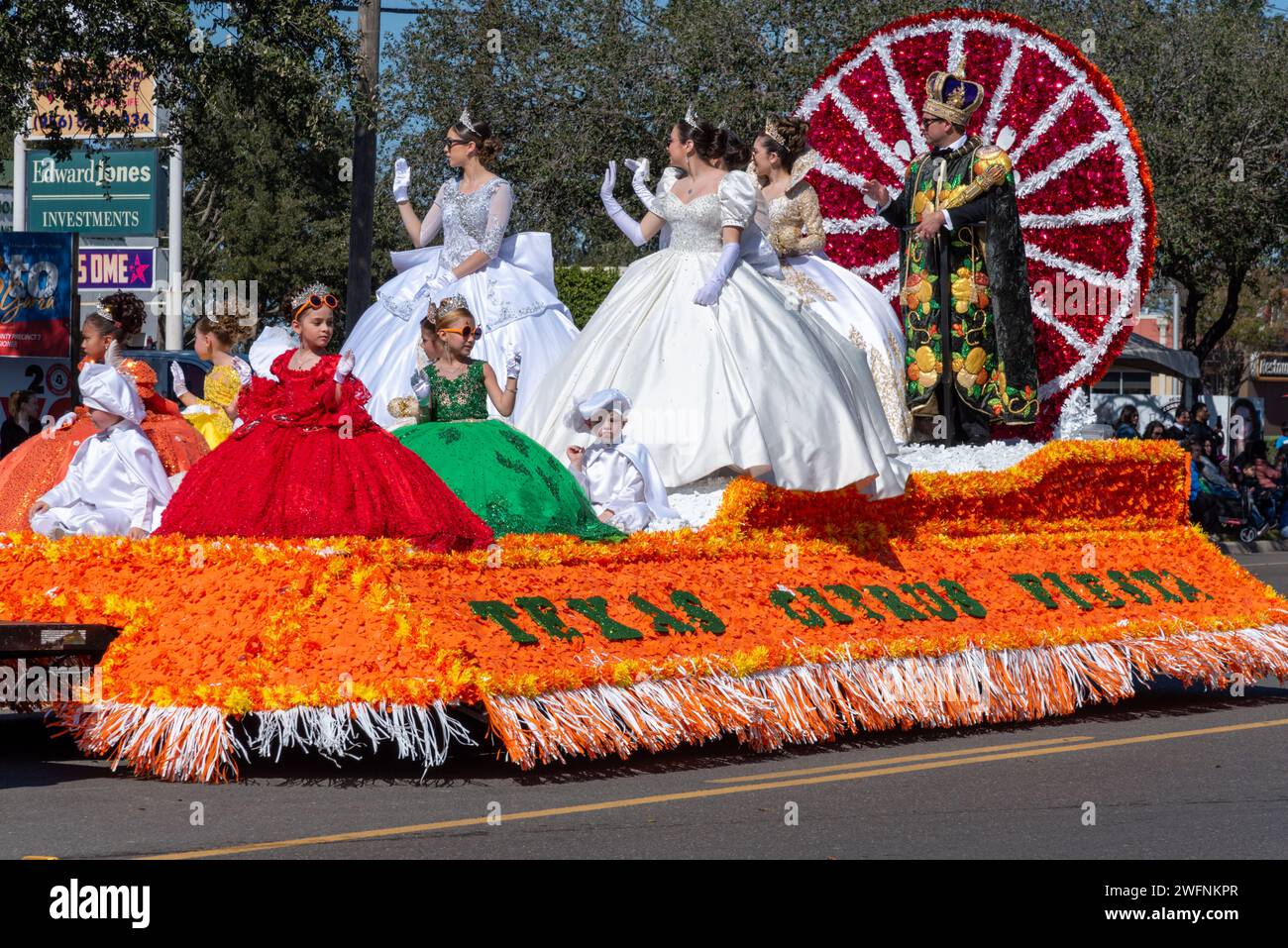 Orange Float mit Parade König im Gewand, Königin und Prinzessinnen im Gewand in Texas Citrus Fiesta Parade of Oranges 2024, Mission, Texas, USA. Stockfoto