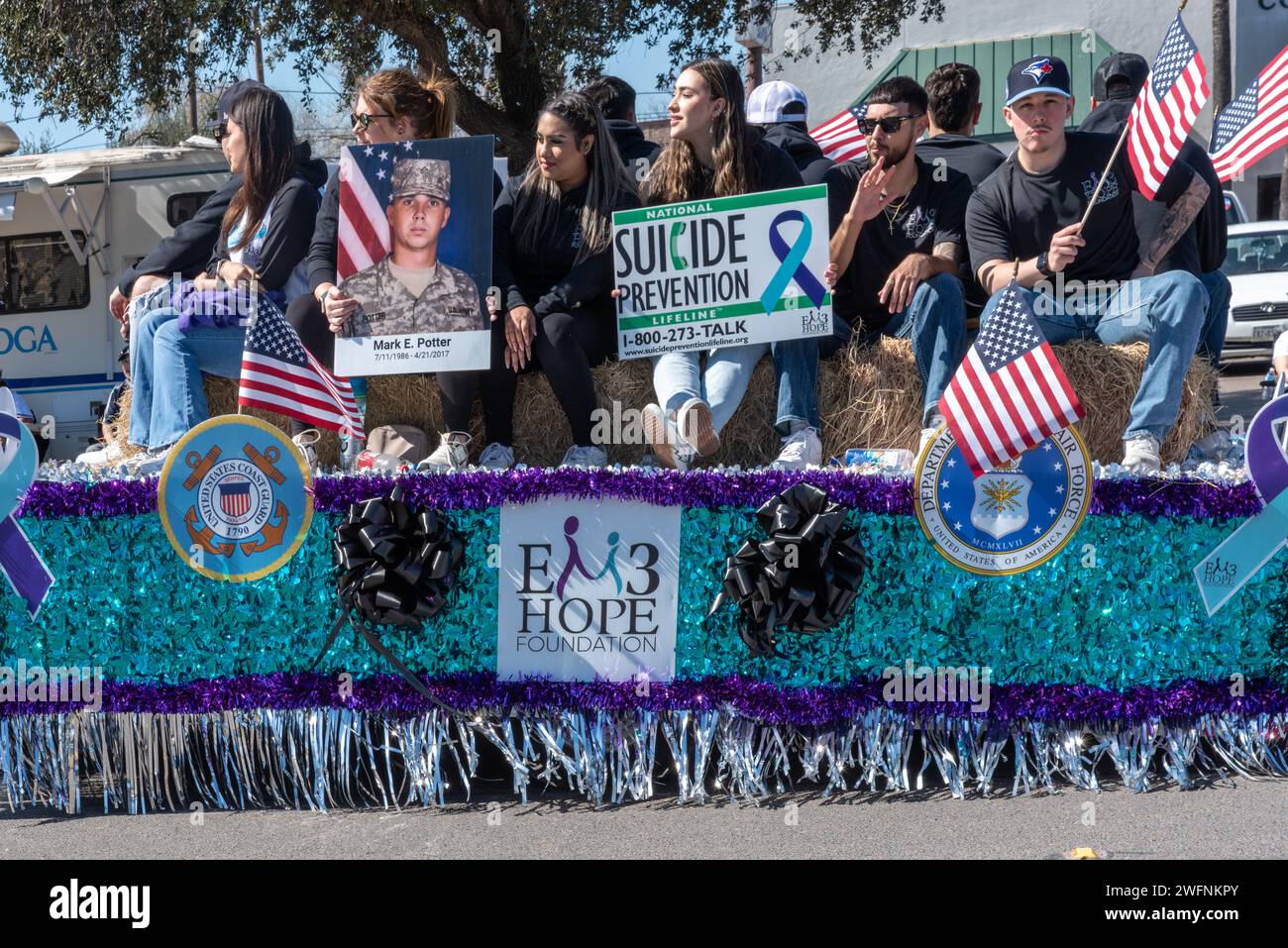 Türkisfarbener Paradewagen mit US-Flaggen zur Selbstmordprävention EM3 Hope, 92. Jährliche Texas Citrus Fiesta Parade of Orangen, Mission TX USA. Stockfoto