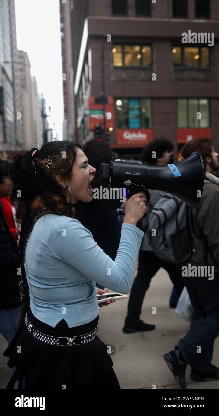 Ein Teenager-Student, der eine pro-palästinensische Führung in Chicago anführt, um eine Waffenstillstandslösung zu unterstützen, Stockfoto