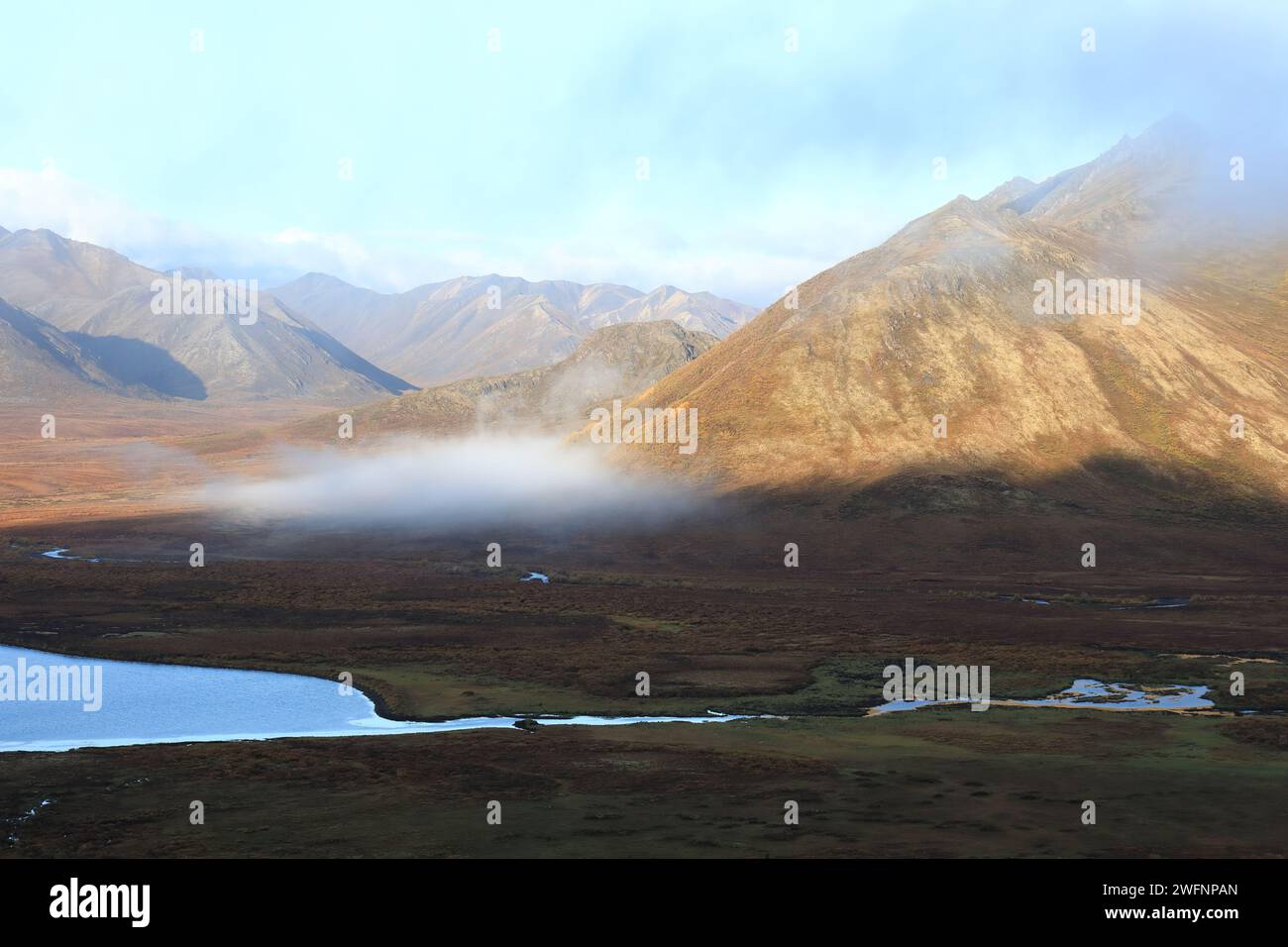 Nebelige Berge am Dempster Highway Stockfoto