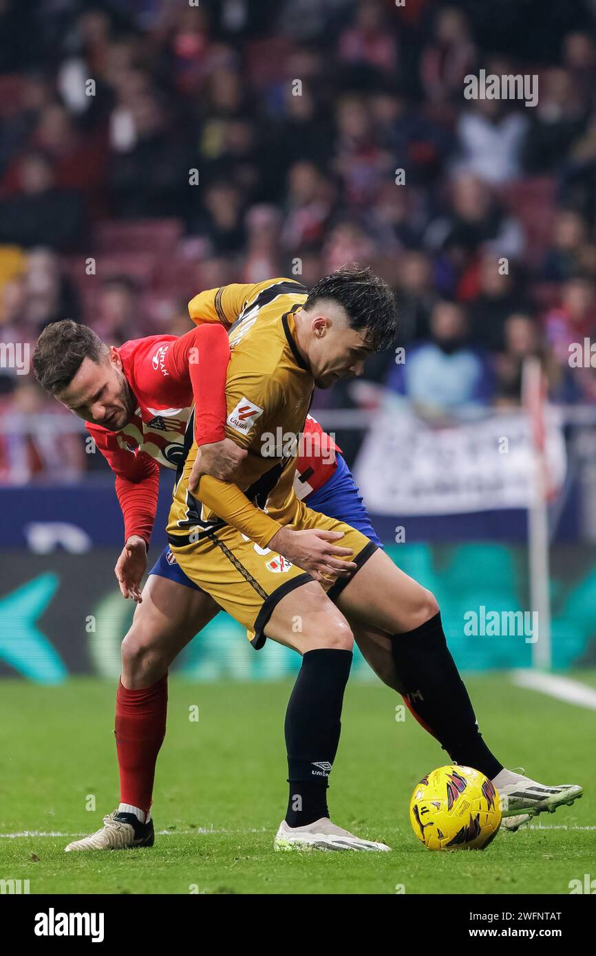 Madrid, Spanien. Januar 31, 2024. Saul Niguez (L) von Atletico de Madrid und Andrei Ratiu (R) von Rayo Vallecano in Aktion während der LALIGA EA-SPORTARTEN zwischen Atletico Madrid und Rayo Vallecano im Metropolitano Stadium. Endergebnis: Atletico Madrid 2:1 Rayo Vallecano. (Foto: Guillermo Martinez/SOPA Images/SIPA USA) Credit: SIPA USA/Alamy Live News Stockfoto