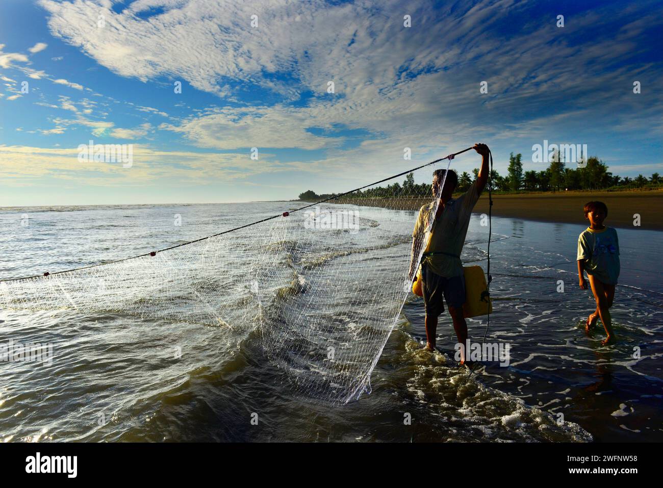 Angeln am Strand in Sittwe, Bucht von Bengalen, Myanmar. Stockfoto