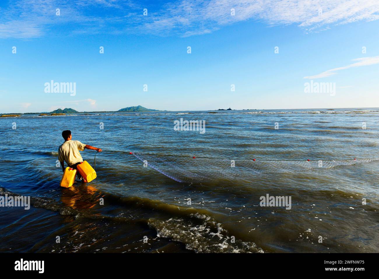 Angeln am Strand in Sittwe, Bucht von Bengalen, Myanmar. Stockfoto