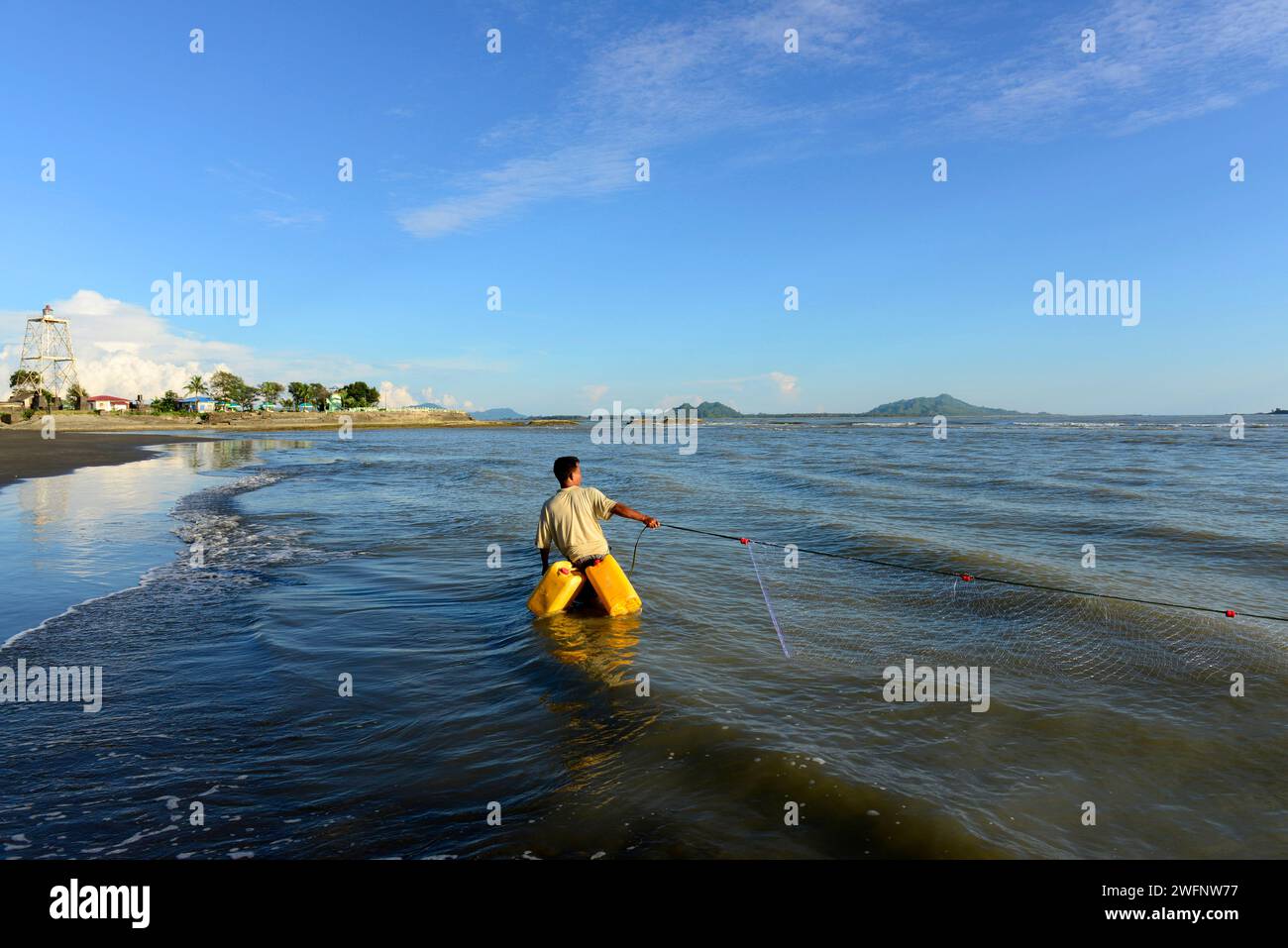 Angeln am Strand in Sittwe, Bucht von Bengalen, Myanmar. Stockfoto
