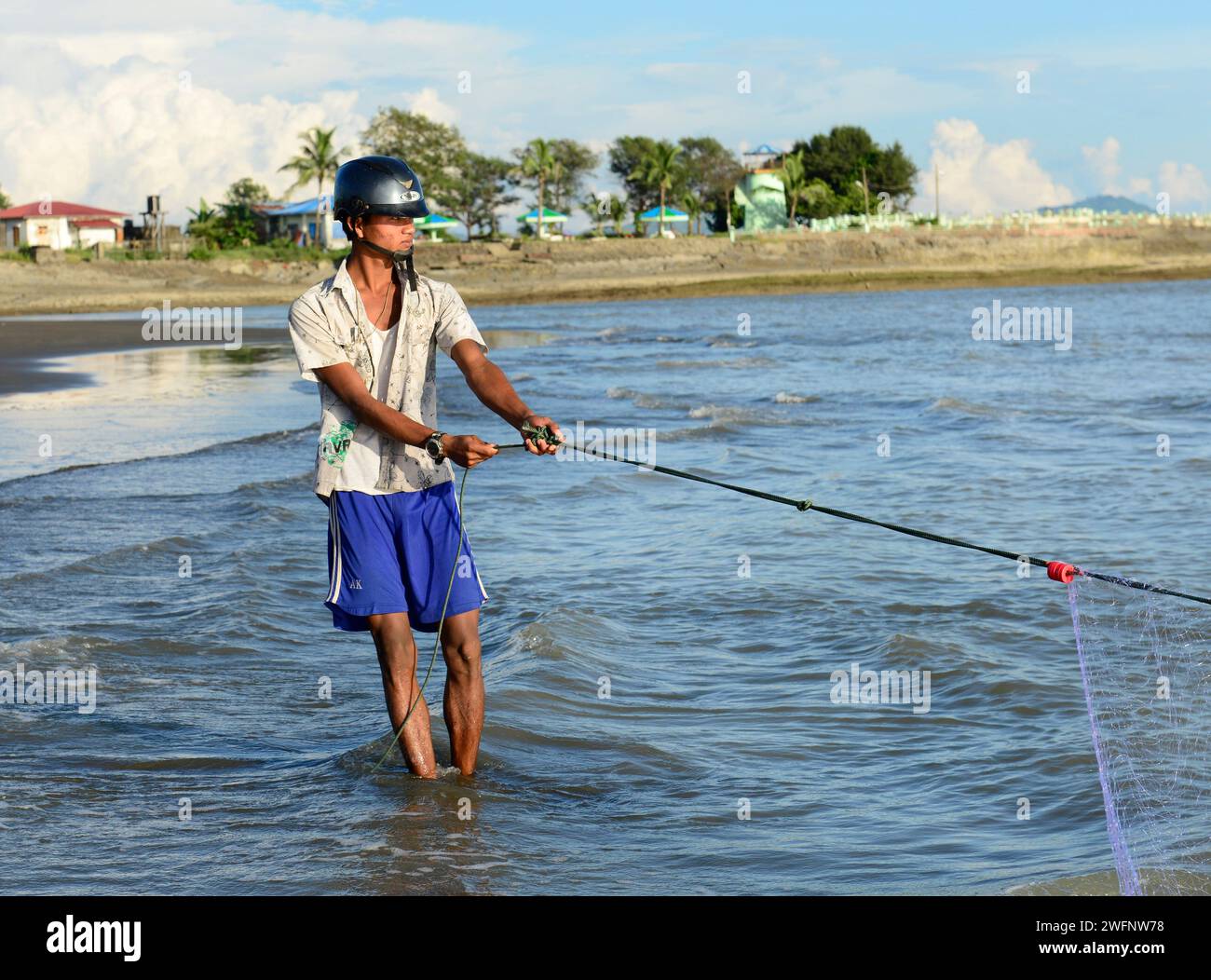 Angeln am Strand in Sittwe, Bucht von Bengalen, Myanmar. Stockfoto