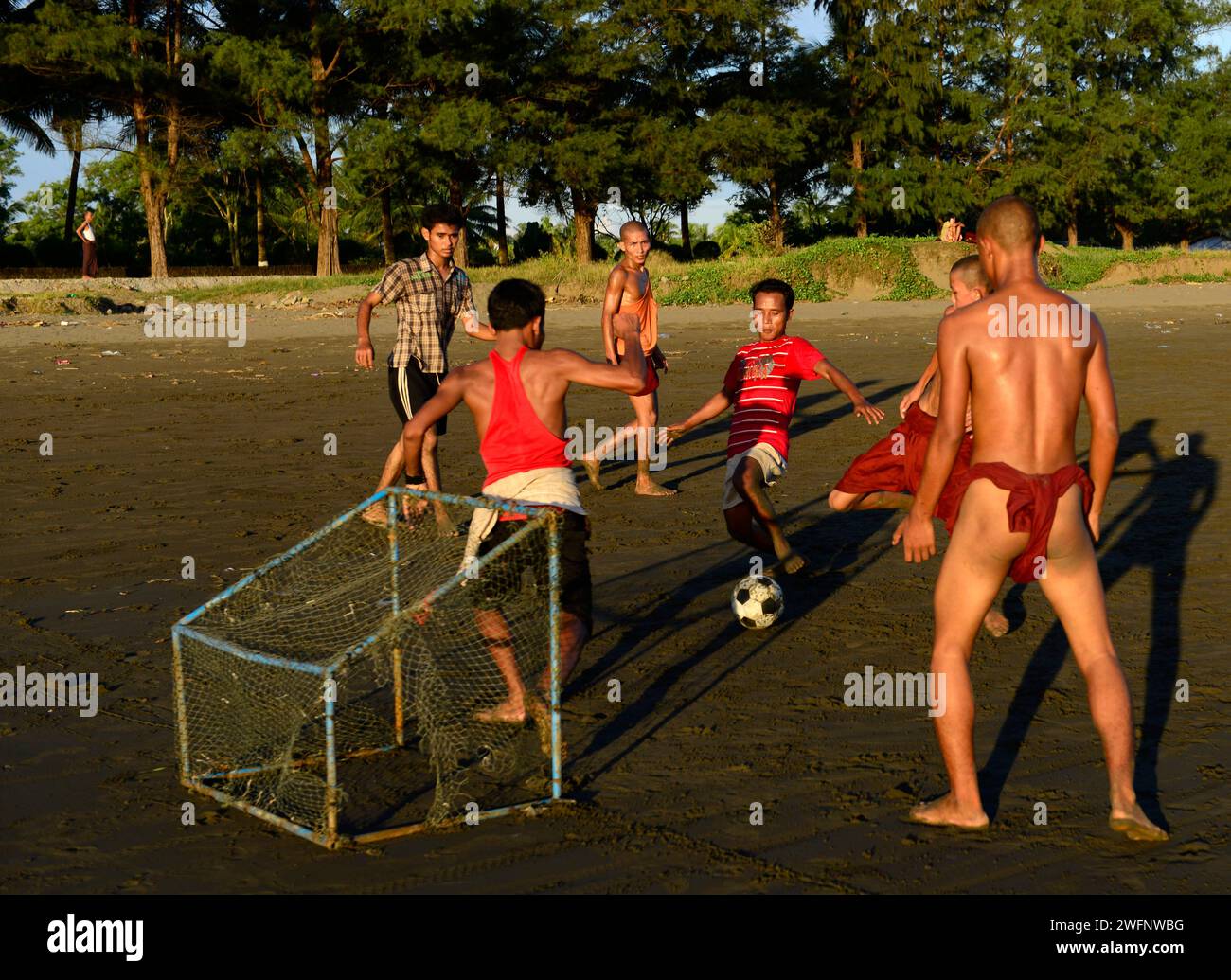 Arkanesische buddhistische Mönche spielen Fußball am Strand in Sittwe, Rakhine State, Myanmar. Stockfoto