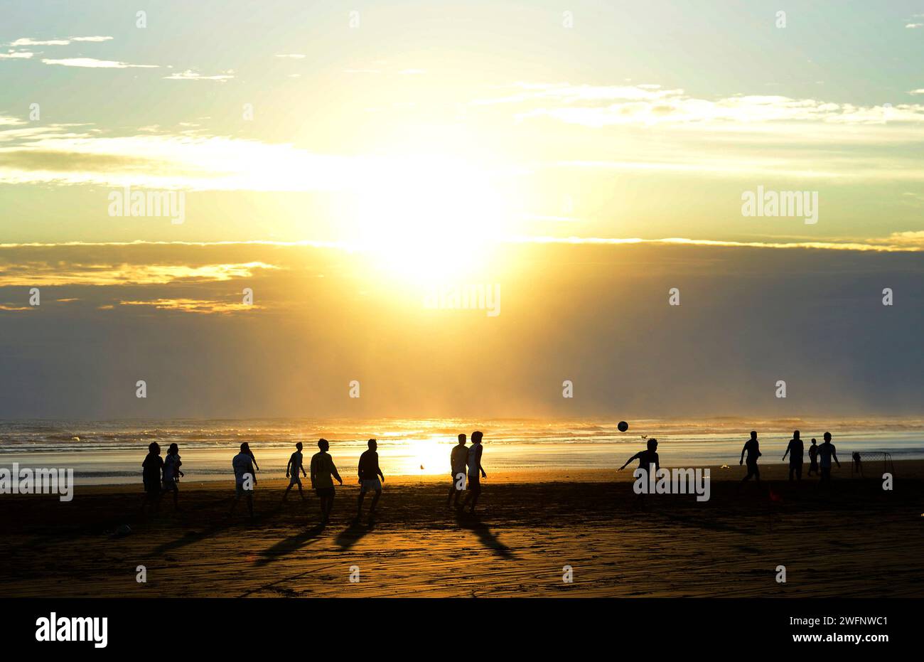 Arakanesen spielen Fußball am Strand in Sittwe, Rakhine State, Myanmar. Stockfoto