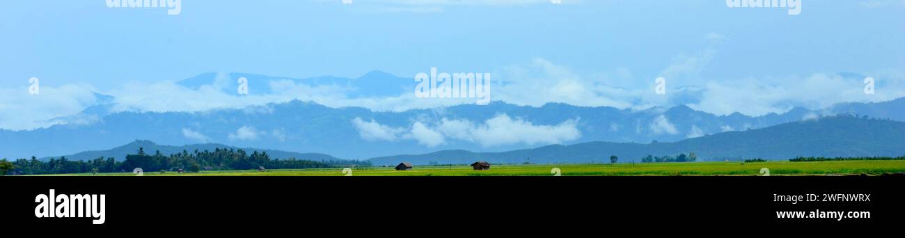 Nebelberge nach einem regnerischen Morgen vom Kaladan River im Rakhine State in West-Myanmar aus gesehen. Stockfoto