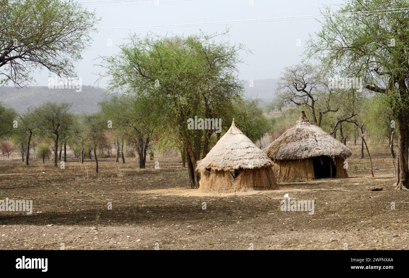 Traditionelle Hütten in kleinen Dörfern in der Nähe von Humera in Tigray, Äthiopien. Stockfoto