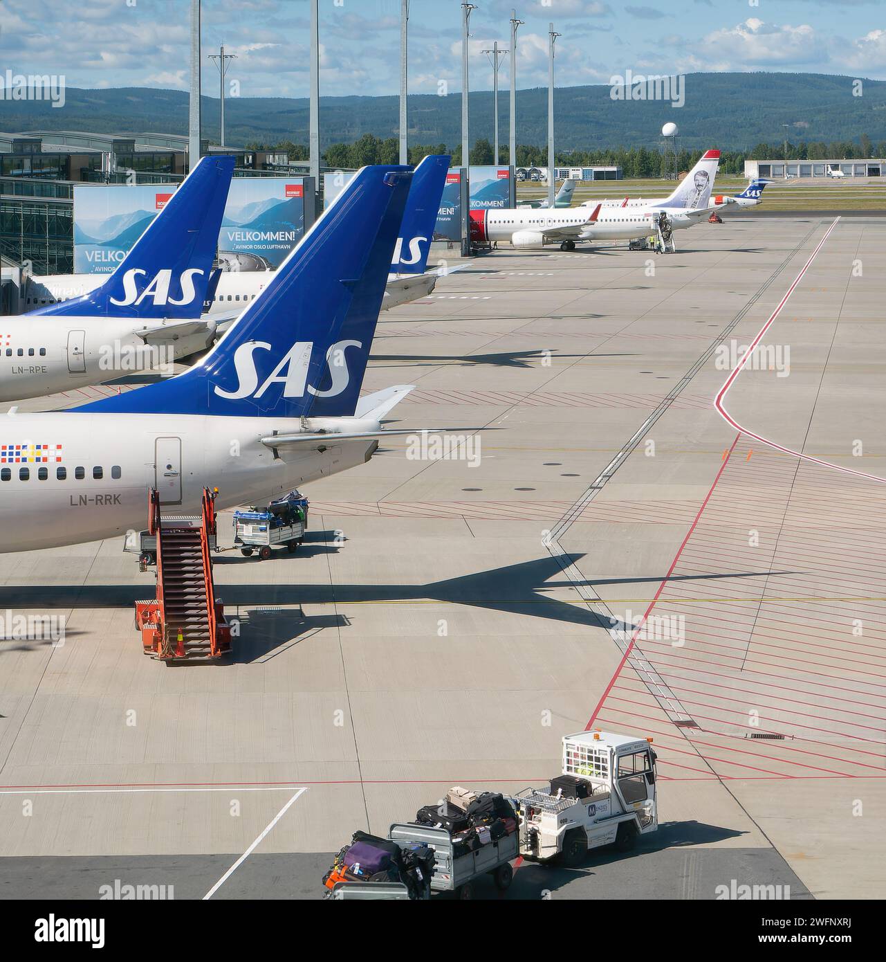 Gardermoen, Norwegen - 14. August 2017: Boeing 737 Passagierflugzeuge von Scandinavian Airlines und Norwegian Airways am Flughafen Oslo Gardemoen. Stockfoto