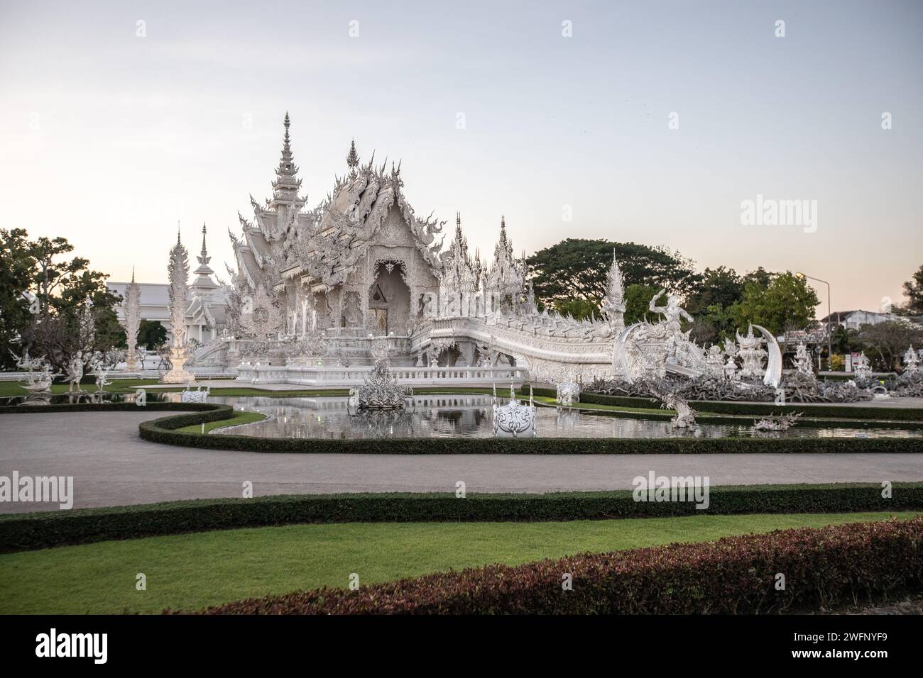 Ein allgemeiner Blick auf den Weißen Tempel am späten Nachmittag bei Sonnenuntergang. Der „Wat Rong Khun“, bekannt als „Weißer Tempel“, wurde vom berühmten thailändischen Künstler Chalermchai Kositpipat entworfen und gebaut und 1997 für Besucher geöffnet. Der Tempel zieht täglich eine große Anzahl von Besuchern an, sowohl Einheimische als auch Touristen, was ihn zur Nummer 1 in Chiang Rai, Nordthailand, macht. (Foto: Guillaume Payen / SOPA Images/SIPA USA) Stockfoto