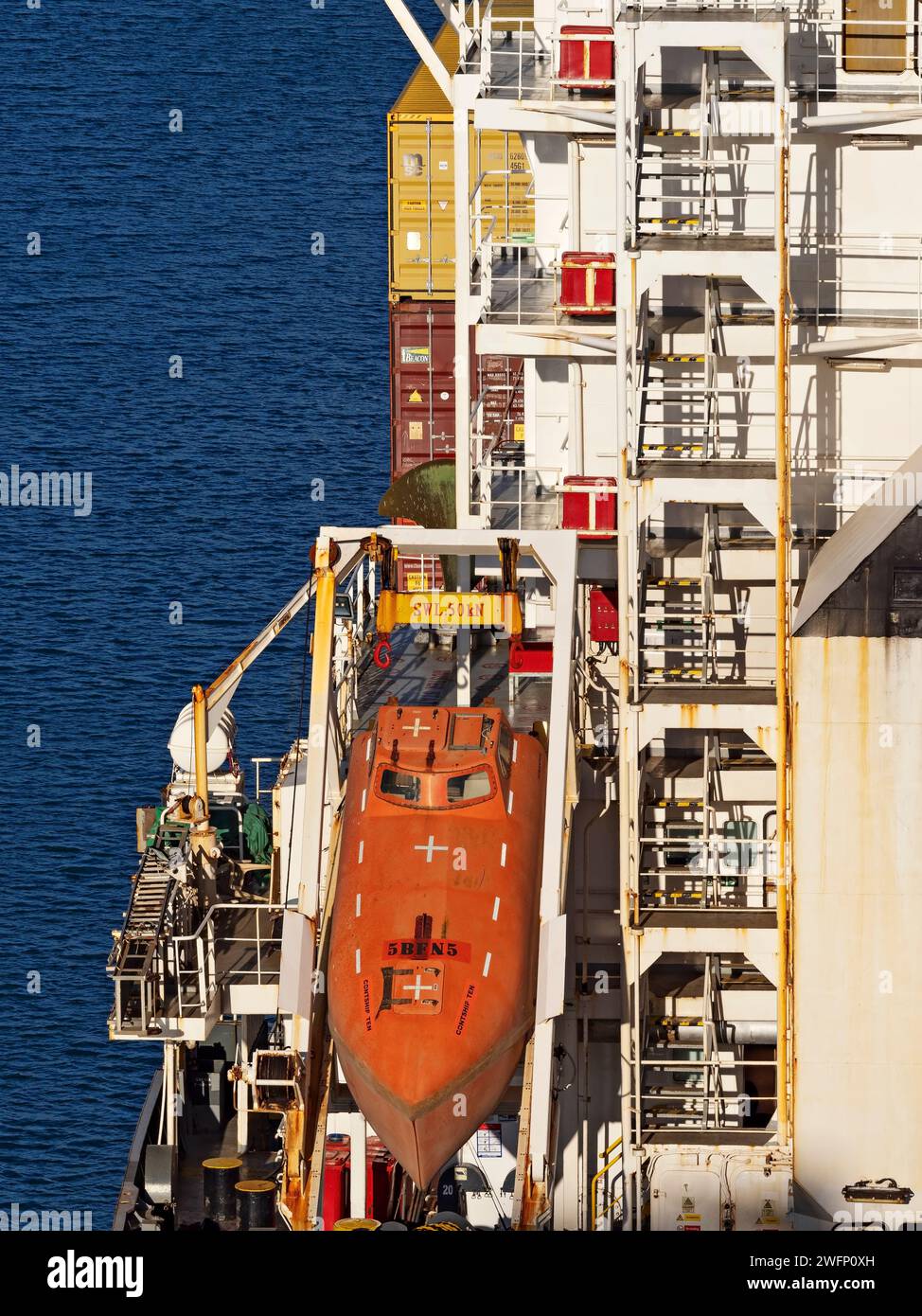 Schifffahrtsindustrie / Freifall-Rettungsboot auf dem Heck des Containerschiffs im Hafen von Noumea, Neukaledonien. Stockfoto