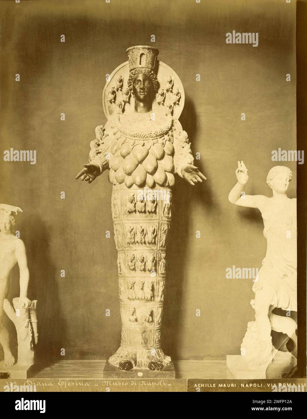1880 v. Chr., NEAPEL, ITALIEN: Die berühmte Statue von DIANA EFESINA ( ARTEMIDE EFESIA oder ARTEMIDE Farnese ), im MUSEO ARCHEOLOGICO DI NAPOLI ( Nationales ARCHÄOLOGISCHES Museum ). Es handelt sich um eine Skulptur aus dem 2. Jahrhundert n. Chr. Von der Göttin Artemis. In gelbem Alabaster. Die Statue stellt das Kultbild dar, das im Tempel der Artemis in Ephesus vorhanden ist. Ursprünglich war das Kultbild aus Ebenholz, bedeckt mit kostbaren Gewändern und Juwelen, die regelmäßig durch aufwendige Zeremonien erneuert wurden. Die Statue, die zur Sammlung Farnese gehört, gehört Kardinal Alessandro Farnese, gr Stockfoto