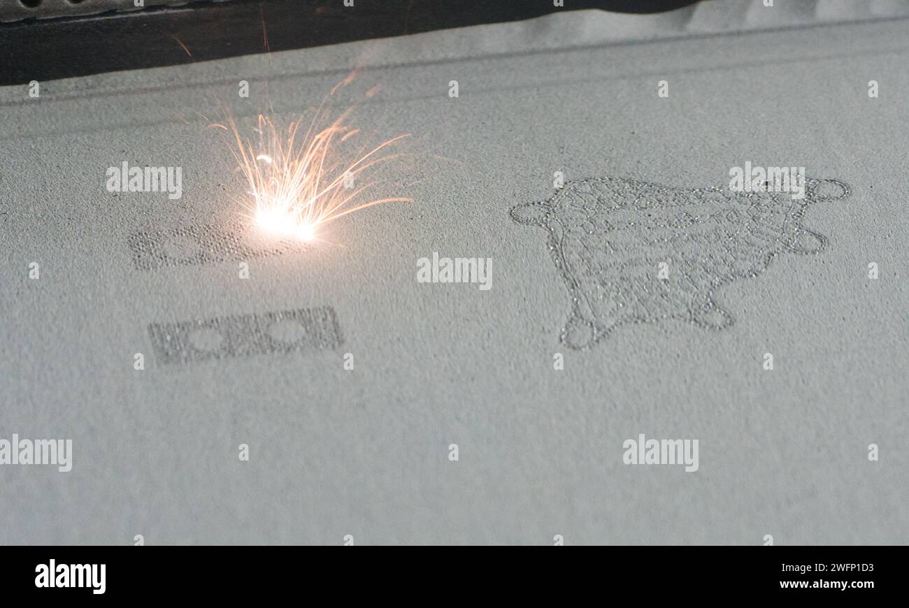 3D-Drucker, der Metall druckt. Laser-Sintermaschine für Metall. Metall wird unter der Einwirkung des Lasers in Form gesintert. DMLS, SLM, SLS. Modernes Additiv Stockfoto