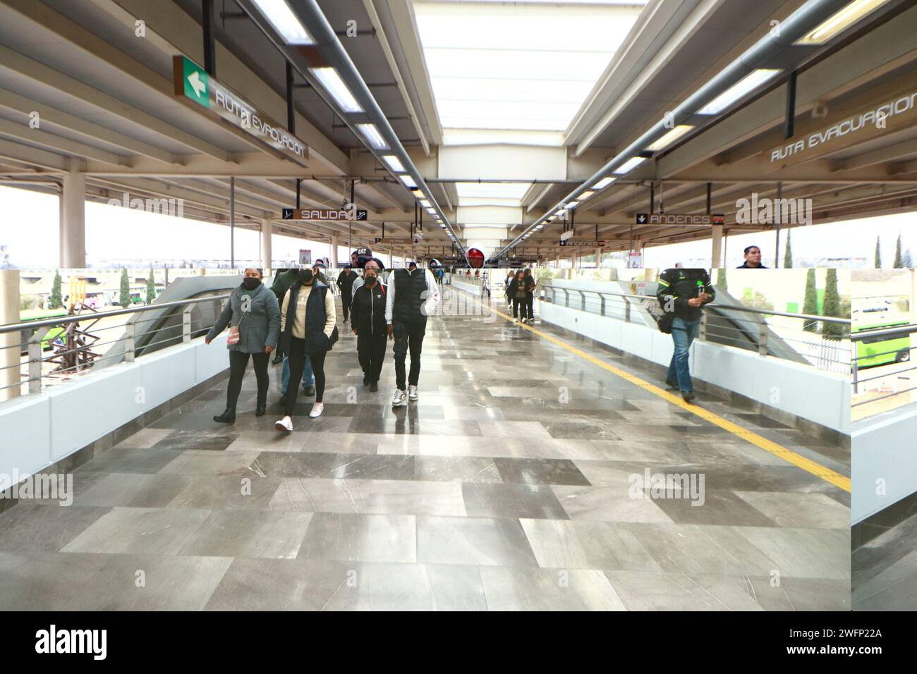 Nicht exklusiv: Passagiere machen die erste Fahrt auf dem Tlahuac-Mixcoac-Bahnhofsabschnitt der U-Bahn-Linie 12 Mexico City nach mehr als 2 Jahren Inaktivität Stockfoto