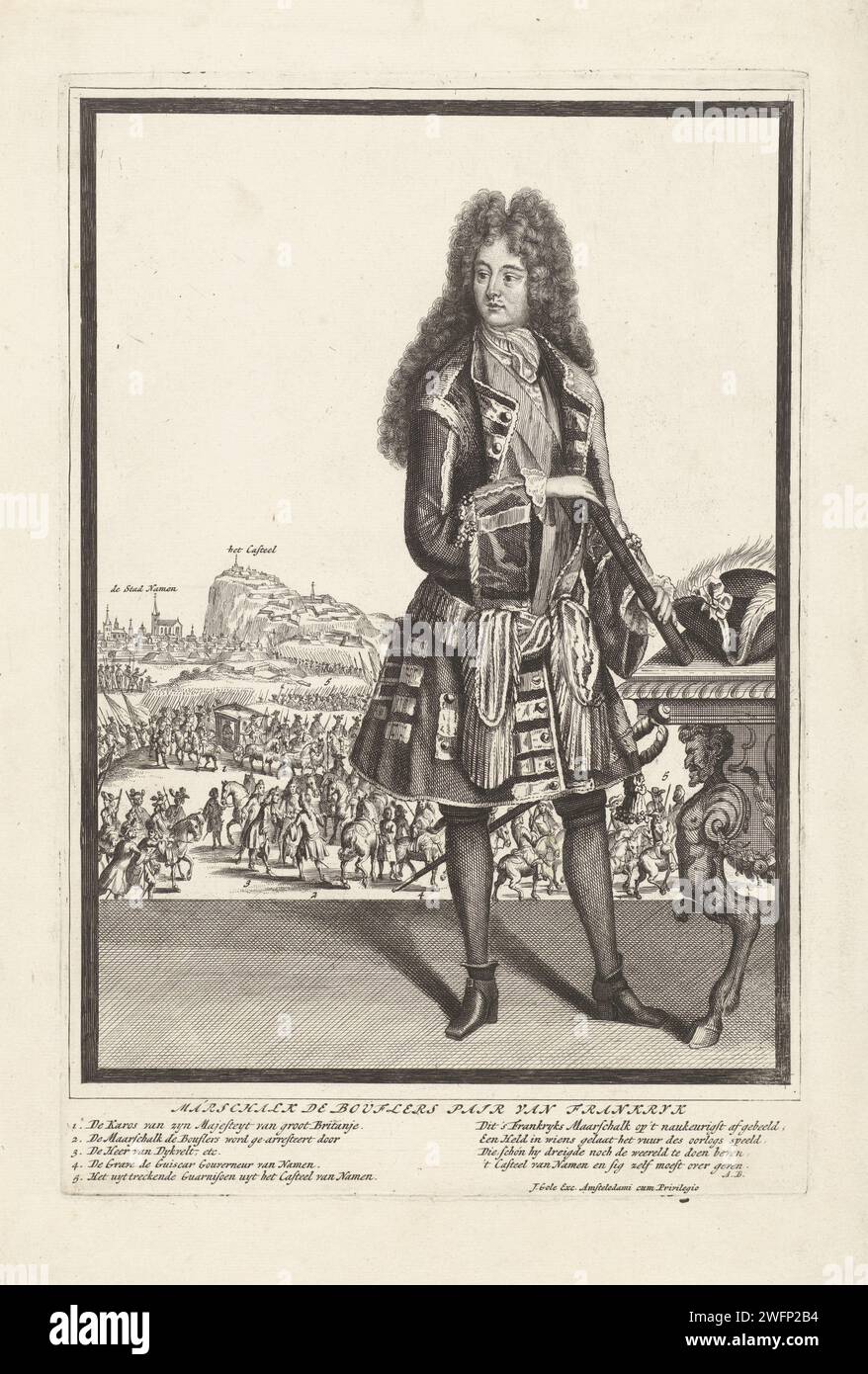 Porträt von Marschall Louis Francois, Herzog von Boufflers, Jacob Gole (zugeschrieben), 1695 Druck Porträt von Marschall Louis Francois, Herzog von Boufflers und Kommandeur der französischen Truppen in Namur. Der Marschall steht an einem Tisch, im Hintergrund die Belagerung der Namen. Unter dem Porträt eine kurze Erklärung der Figuren in der Show und eine vierzeilige frisch signierte A.B. Amsterdam Papier ätzende Kleidung, Kostüm (+ Herrenkleidung). Mantel (JUSTAUCORPS) (+ Herrenkleidung). Frisuren (ALLONGE). Nackenbekleidung  Kleidung (CRAVAT) (+ Herrenbekleidung). Kleidung für den oberen Teil des Körpers (WESTE) Stockfoto