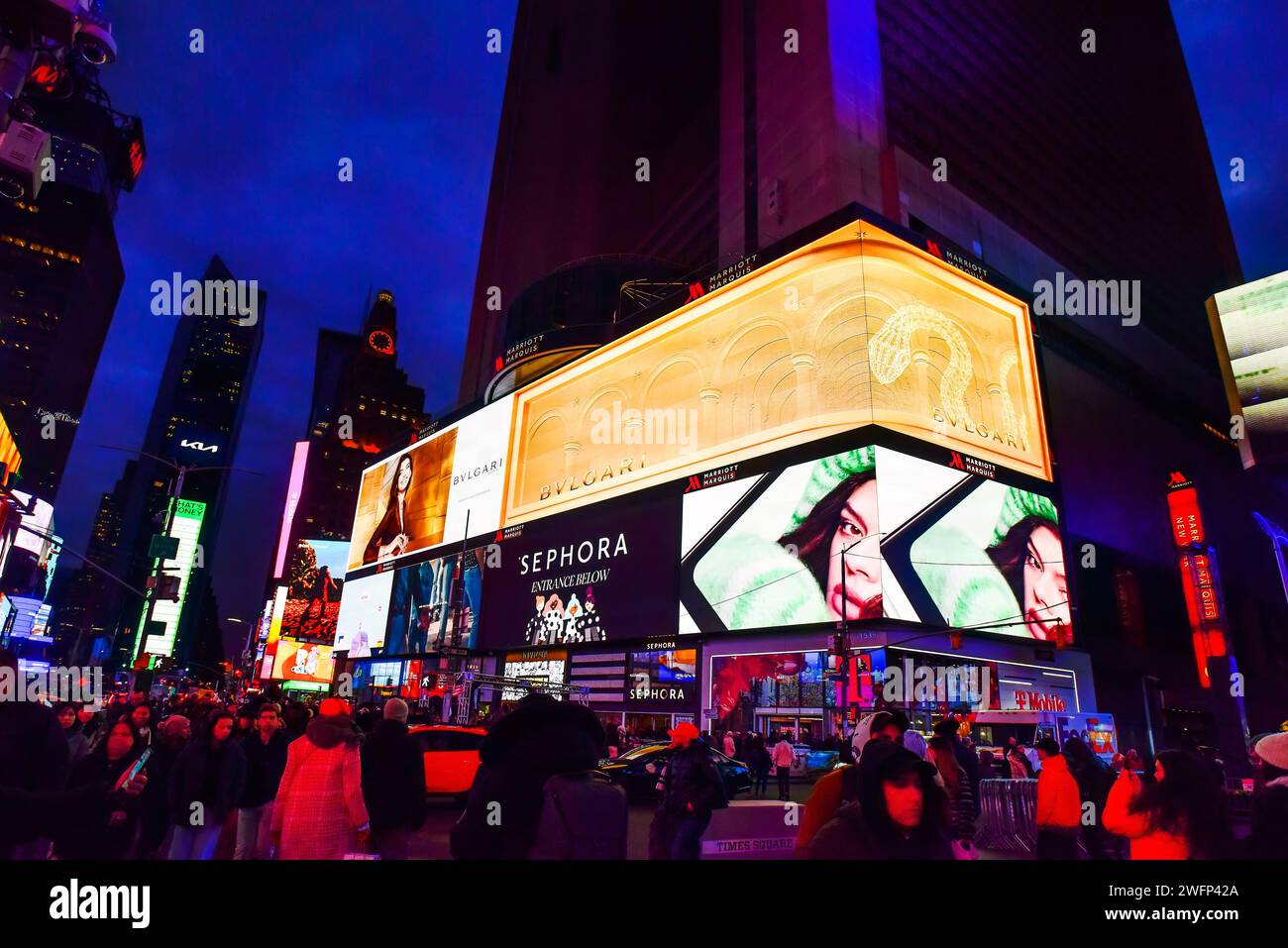 Times Square bei Nacht mit beleuchteten Plakaten Stockfoto