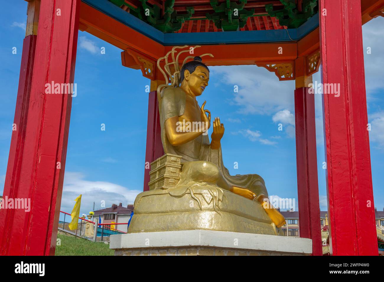 ELISTA, RUSSLAND – 4. JUNI 2023: Skulptur des buddhistischen Lehrers Nagarjuna beim buddhistischen Hurul „Goldene Wohnung des Buddha Shakyamuni“. Elista Stockfoto