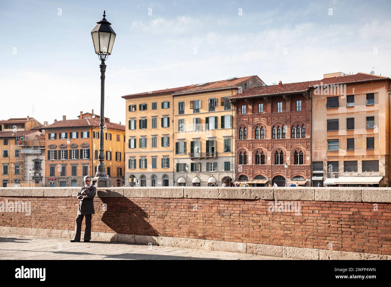 Straßenszene am Fluss Arno, in Pisa, Toskana, Italien Stockfoto