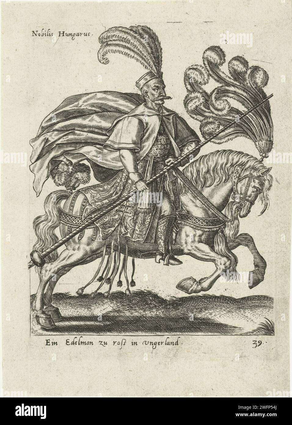 Ungarischer Edelmann zu Pferd, Abraham de Bruyn (zugeschrieben), 1577 Pferd und Reiter rechts. Das Pferd ist im Galopp. Der Adlige trägt ungarische Kleidung und hat eine Lanze in der Hand. Der Druck hat eine deutsche Beschriftung und eine lateinische Inschrift. Druck ursprünglich aus 'Equitum Descripcio ...', 1577. Kölner Papierstich Kriegsführung; militärische Angelegenheiten (+ Kavallerie, Reiter). Adel und Patriziat; Ritterlichkeit, Ritterschaft. Volkstracht, regionale Tracht. Europäer (mit NAME) Stockfoto