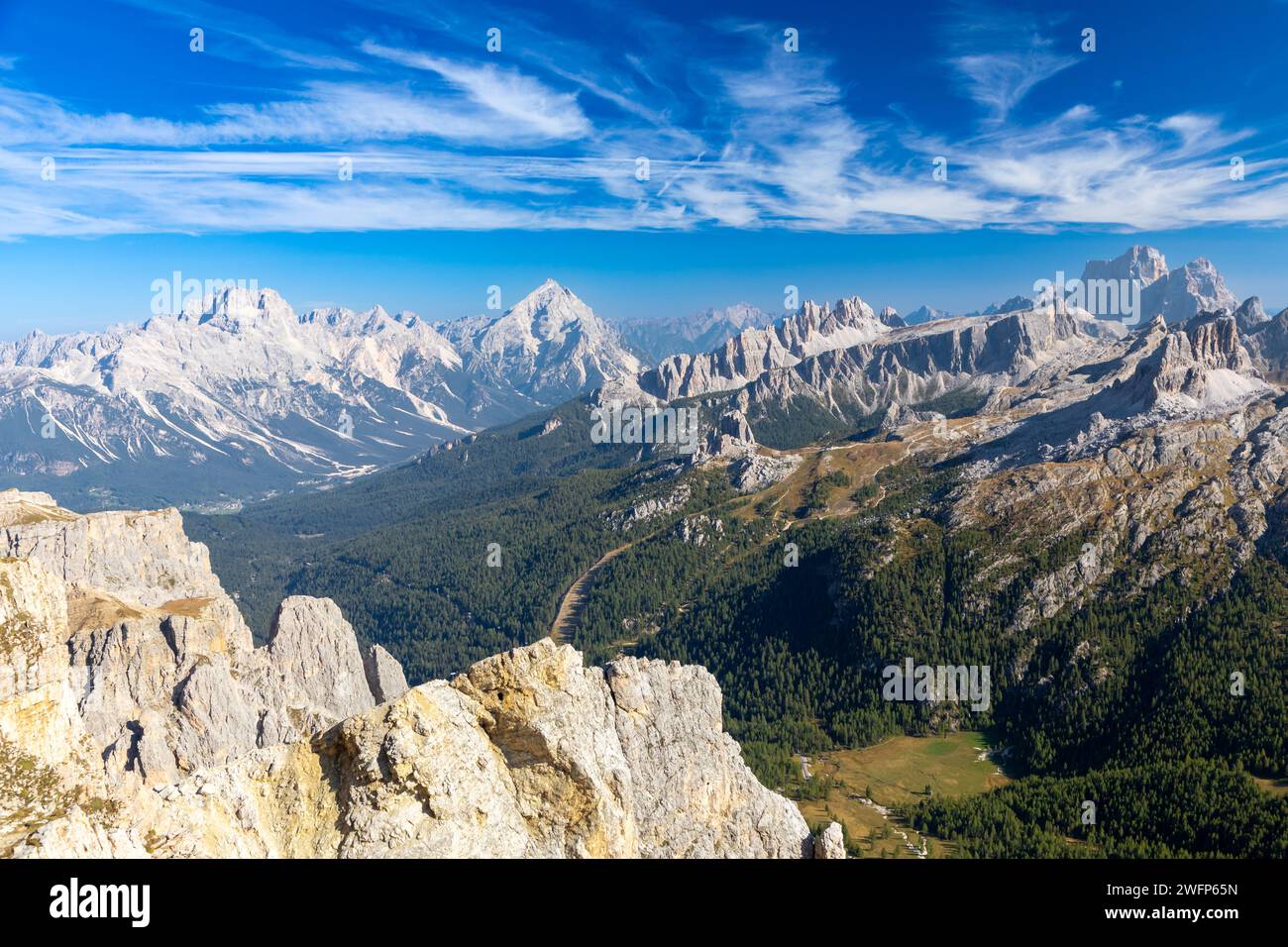 Blick vom Gipfel des Berges Lagazuoi auf Tofane, Antelao, Cinque Torri, Croda da Lago und Pelmo, dolomiten, Italien Stockfoto