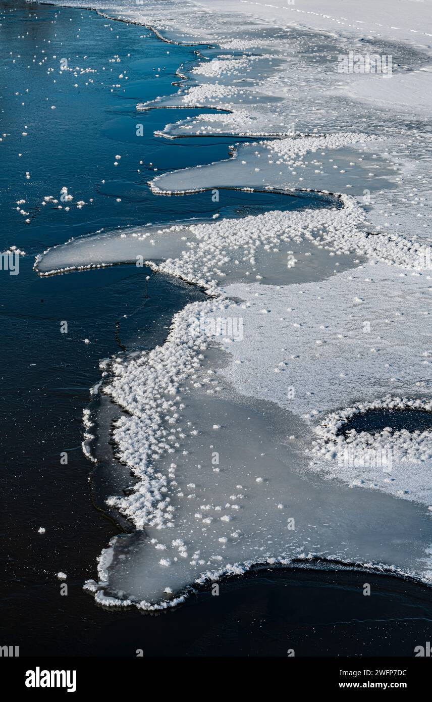 Eiszystale oder Eisblumen bilden sich, wo Wasserdampf durch kleine Löcher im Eis entweicht und sofort in der sehr kalten Morgenluft, Churchi, friert Stockfoto