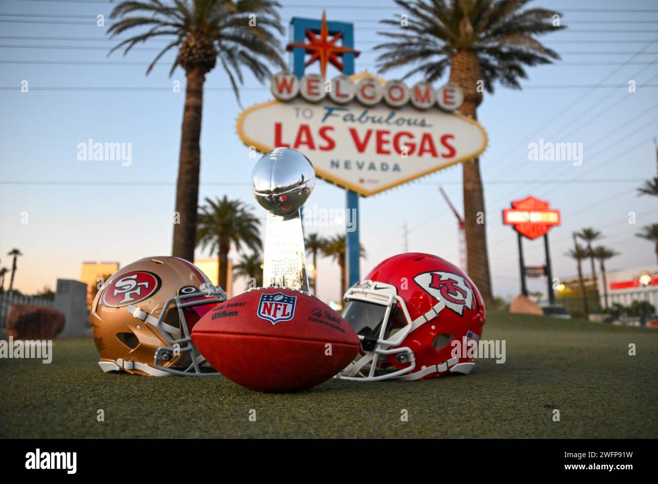 San Francisco 49ers, Kansas Chiefs Helme und die Trophäe Vince Lombardi beim Willkommen in Fabulous Las Vegas, Dienstag, 30. Januar 2024, in Las Veg Stockfoto