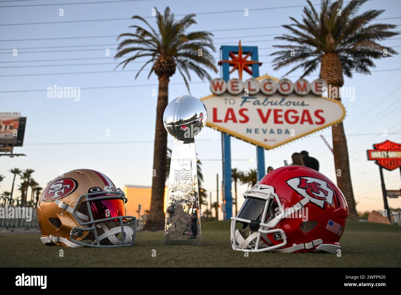 San Francisco 49ers, Kansas Chiefs Helme und die Trophäe Vince Lombardi beim Willkommen in Fabulous Las Vegas, Dienstag, 30. Januar 2024, in Las Veg Stockfoto