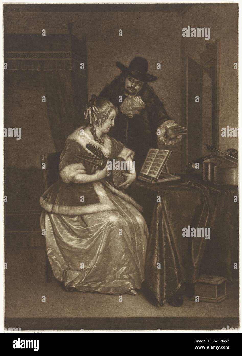 Die Musikstunde: Junge Frau spielt einen Theorbo, Jan Stolker, nach Gerard ter Borch (II), 1734–1785 Druck Eine junge Frau spielt Theorbe, während ein Mann mit Hut die Größe angibt. Die Laubmusik entspricht dem Musikstandard des Klaviers, auf dem sie sich befindet. Nordholländische Papierlaute und spezielle Lautenformen, z. B. Theorbo. Kopfbedeckung: Hut (+ Herrenkleidung). grand Piano. Musikerausbildung Schüler, Musikunterricht Stockfoto