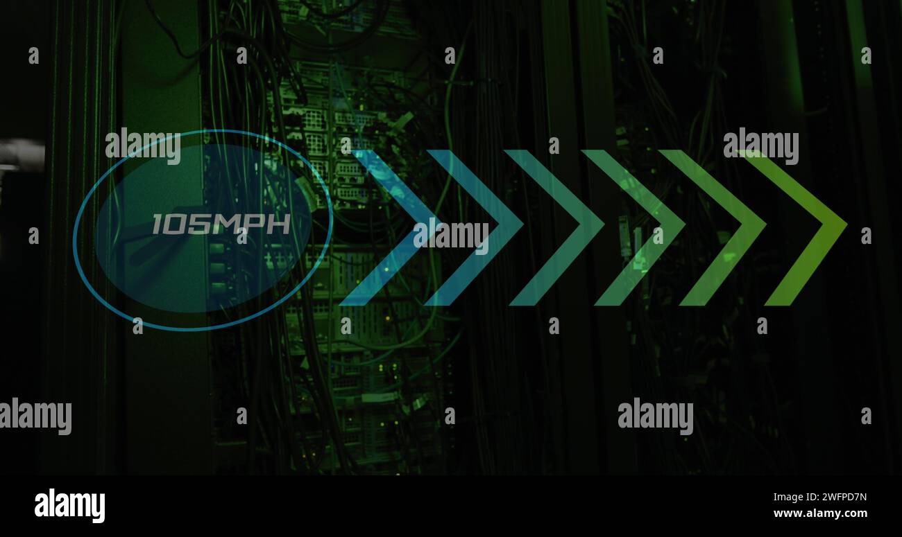 Abbildung: Geschwindigkeitsanzeige, Pfeile und Datenverarbeitung über Computerservern Stockfoto