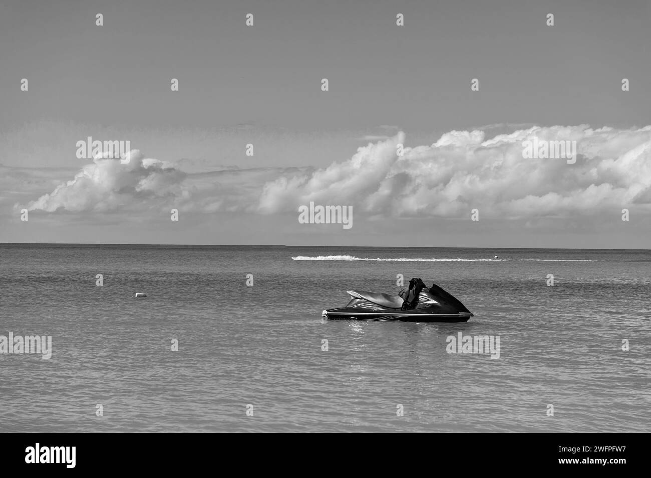 Sommerferien Jetski am Meer, Kopierraum. Sommerurlaub Jetski am Meer. Foto eines Sommerurlaubs mit Jetski am Strand. Sommerferien Stockfoto