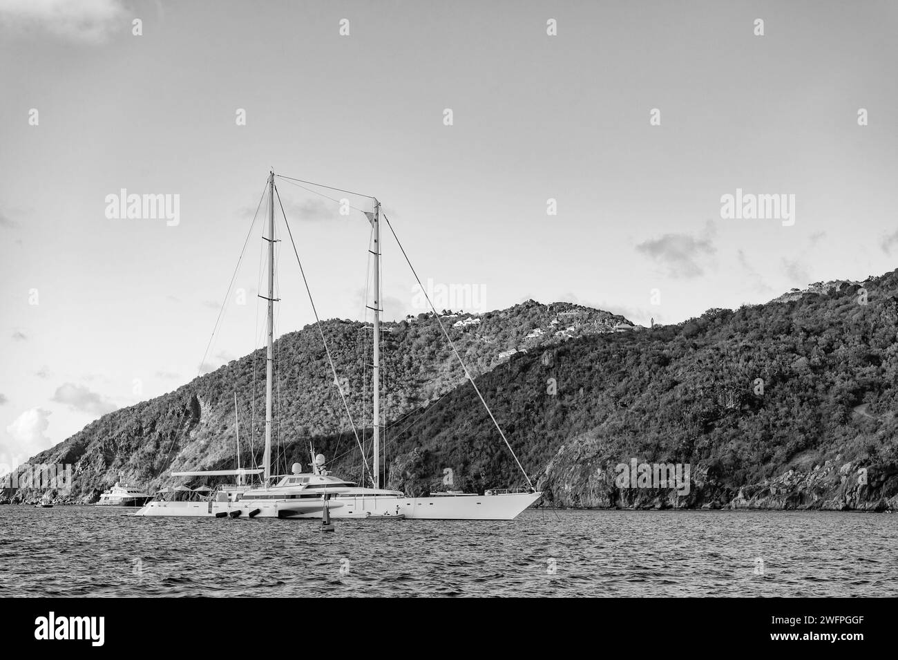 Segelboot im karibischen Meer. Segelboot auf dem Meer im Sommer. Urlaub auf dem Segelboot auf dem Meer. Stockfoto
