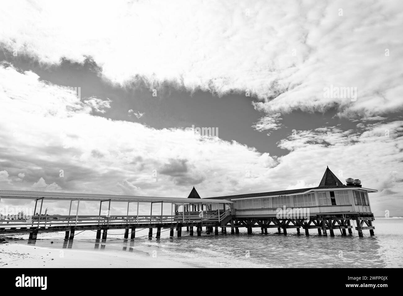 Sommerurlaub auf der Bungalowterrasse in der Insellagune. Foto eines Bungalows in der Insellagune. Stockfoto