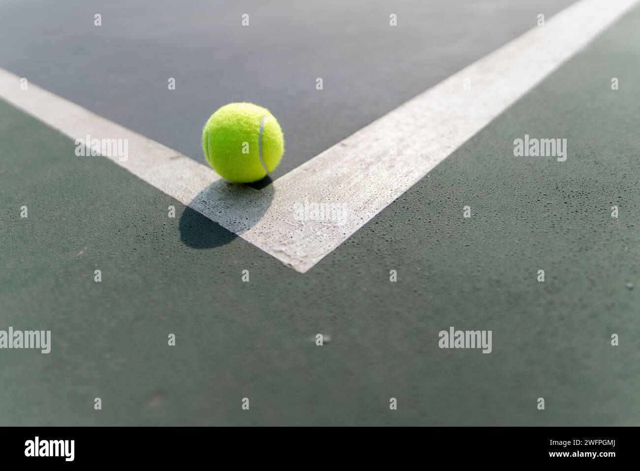 Ein Tennisball auf der Mittellinie des Platzes Stockfoto
